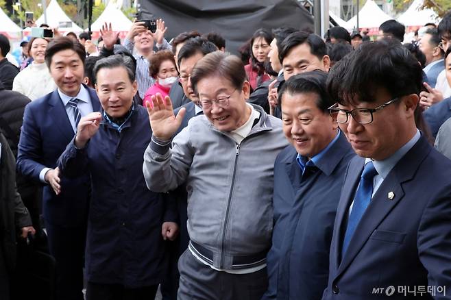 민심을 청취하는 '경청 투어'에 나선 이재명 더불어민주당 대선후보가 3일 강원도 태백시 장성중앙시장에서 상인에게 인사하고 있다. 2025.05.03. /사진=뉴시스 /사진=조성우