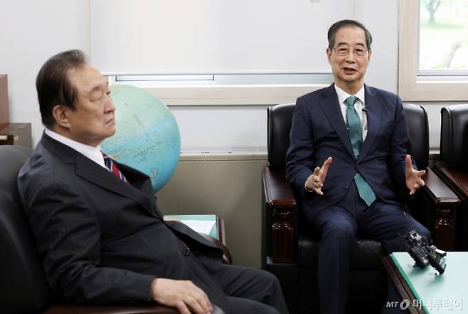 한덕수 무소속 대선 예비후보가 3일 오후 서울 영등포구 헌정회에서 정대철 헌정회장을 예방하며 대화를 나누고 있다. 2025.5.3/사진=뉴스1 /사진=(서울=뉴스1) 오대일 기자