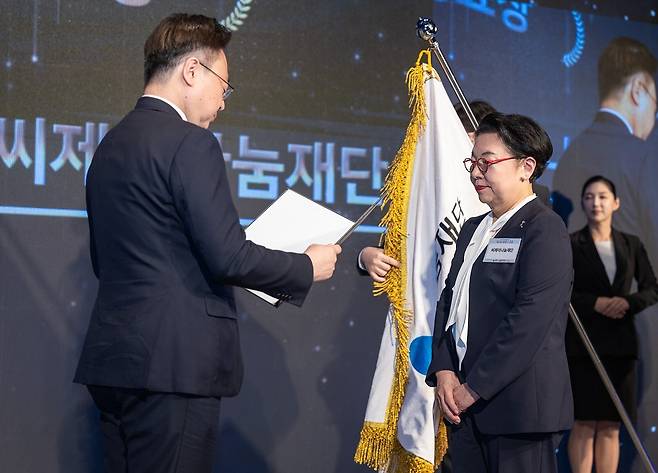 지난 2일 CJ나눔재단이 서울 중구 웨스틴 조선 서울호텔에서 진행된 ‘제103회 어린이날 기념식’에서 아동복지 증진에 기여한 공로로 ‘대통령 표창’을 수상한 가운데 민희경 CJ사회공헌추진단장(오른쪽)이 참석했다./사진=CJ그룹