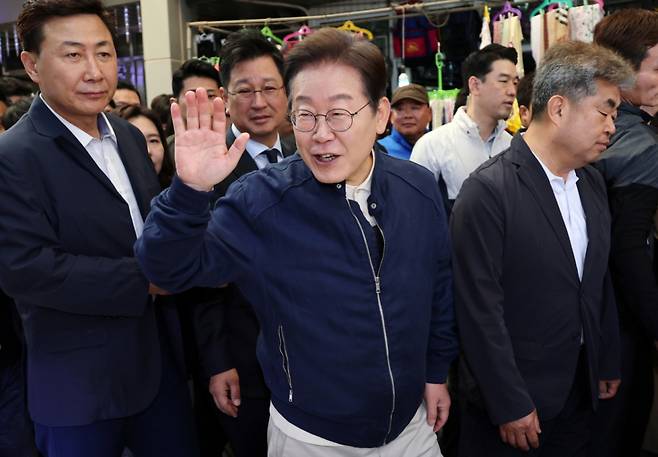 민심을 청취하는 '경청 투어'에 나선 이재명 더불어민주당 대선후보가 2일 오전 강원도 철원군 동송전통시장에서 상인들에게 인사하고 있다. /사진=뉴시스(공동취재)
