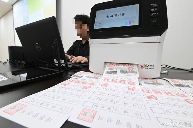 [수원=뉴시스] 김종택 기자 = 1일 경기 수원시 권선구 중앙선거관리위원회 선거연수원에서 열린 제21대 대통령선거 재외선거관 실무교육에서 참석자들이 투표용지 발급기 설치 실습을 하고 있다. 2025.05.01. jtk@newsis.com /사진=김종택