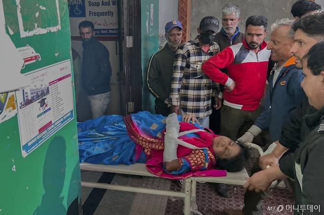 [아난트나그=AP/뉴시스] 22일(현지 시간) 인도령 카슈미르 파할감에서 무장 괴한들의 총격으로 부상한 관광객들이 아난트나그에 있는 병원으로 이송돼 들것에 실려 내리고 있다. 현지 경찰은 4명의 괴한이 파할감 인근 바이사란 계곡에서 관광객 수십 명에게 총기를 난사해 최소 26명이 숨지고 수십 명이 다쳤다고 밝혔다. 2025.04.23. /사진=민경찬