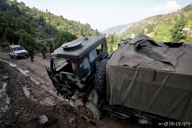 (카투아 로이터=뉴스1) 이강 기자 = 9일(현지시간) 잠무와 카슈미르의 카투아 지역에서 무장세력으로 의심되는 집단이 인도군 호송차량을 공격했다.2024.07.09  ⓒ 로이터=뉴스1  Copyright (C) 뉴스1. All rights reserved. 무단 전재 및 재배포,  AI학습 이용 금지. /사진=(카투아 로이터=뉴스1) 이강 기자