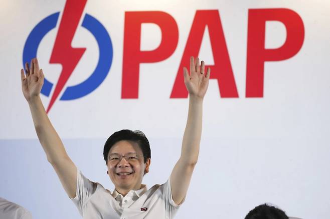 인민행동당을 이끄는 로런스 웡 총리가 3일(현지시간) 당 지지자들을 위한 집회에서 지지자들에게 감사를 표하고 있다. /AP=뉴시스