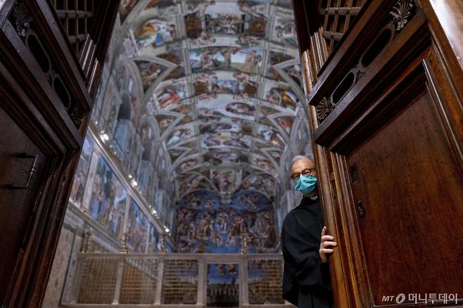 [바티칸시티=AP/뉴시스]사도 성당의 수호자 브루노 실베스트리니 신부가 2021년 6월28일 바티칸시티의 시스티나 성당 문을 닫고 있다. 차기 교황을 선출하는 콘클라베가 진행될 시스티나 성당이 27일(현지시간) 폐쇄됐다. 2025.04.28. /사진=유세진