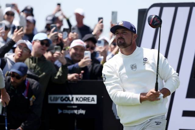 미국의 브라이슨 디섐보가 4일 인천 송도의 잭 니클라우스 골프클럽 코리아에서 열린 LIV 골프 코리아 최종 3라운드에 많은 관중 앞에서 티샷을 하고 있다. 뉴시스