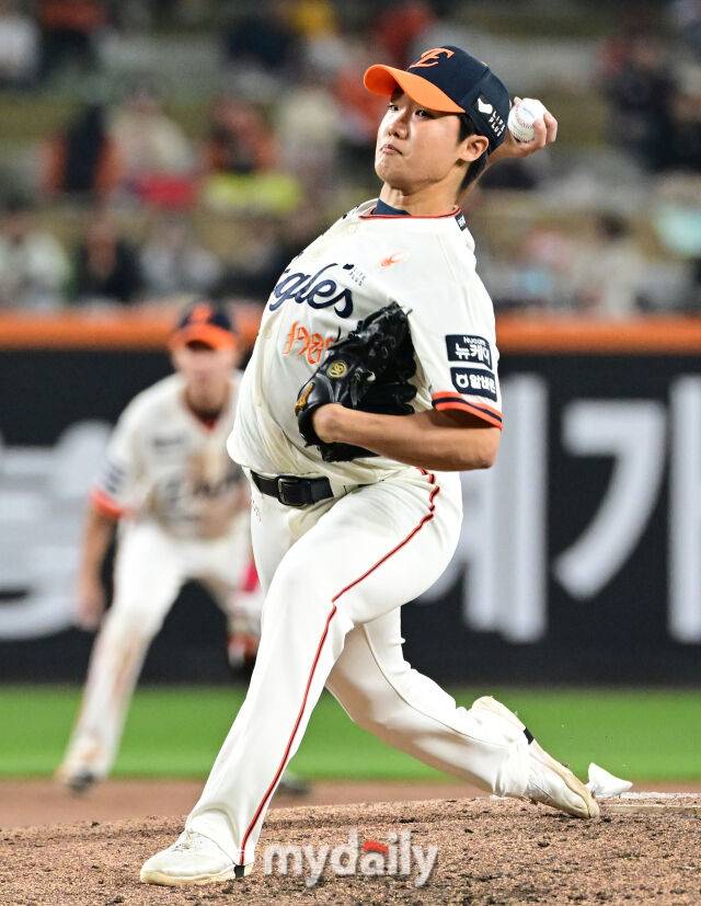 2025년 4월 11일 오후 대전 한화생명 볼파크에서 진행된 '2025 신한 SOL뱅크 KBO 리그' 키움 히어로즈와 한화 이글스의 경기.한화 정우주가 9회초 역투하고 있다./마이데일리