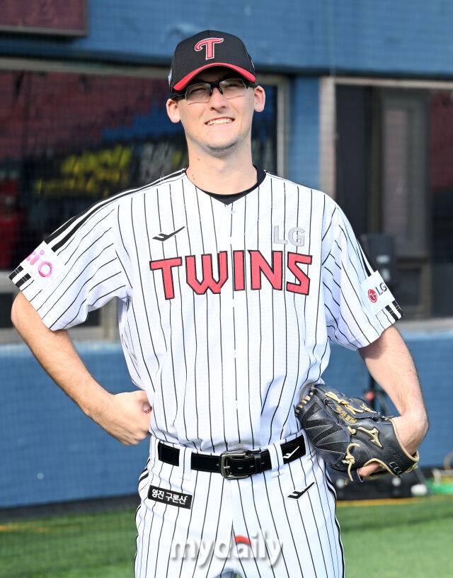 LG의 새 외국인투수 코엔윈이 경기전 포토타임을 갖고 있다./마이데일리