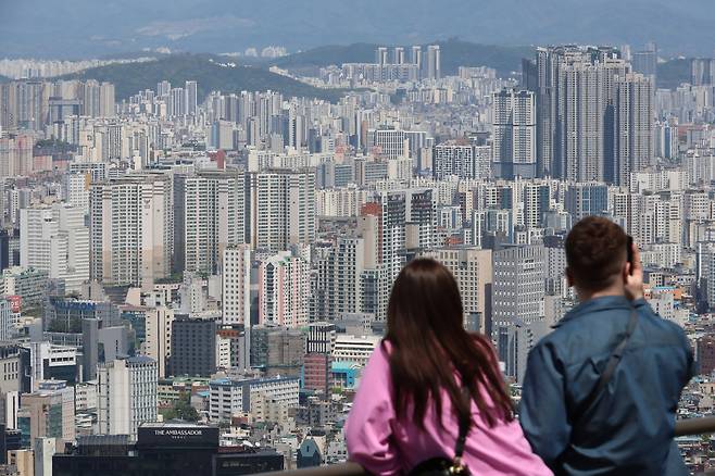 서울 남산에서 바라본 시내 아파트 단지. [연합]