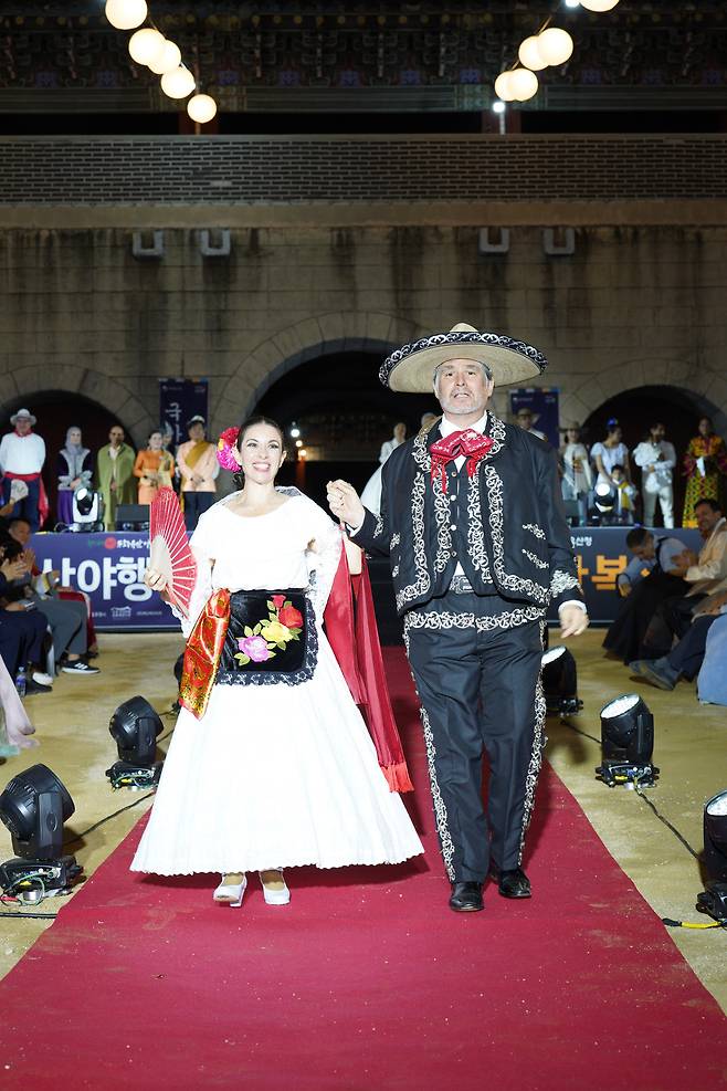 주한 멕시코 외교관들의 전통의상 패션쇼