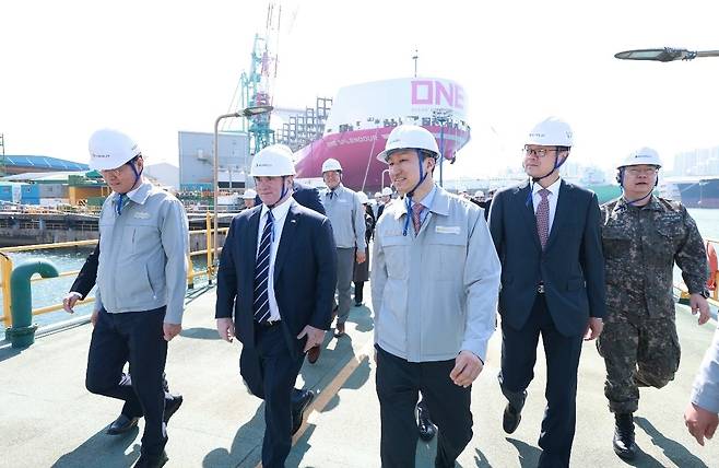 한국을 방문한 존 펠란 미국 해군성 장관이 전날 한화오션과 HD현대중공업을 방문했다고 미 해군성이 1일 밝혔다. 펠란 장관이 정기선 HD현대 수석부회장과 함께 HD현대중공업 특수선 야드를 둘러보고 있다. [미 해군 제공]