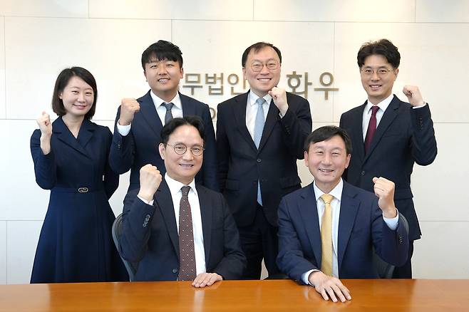 아시아나항공-HDC 인수 무산 계약금 소송에서 아시아나항공 측을 대리해 승소한 화우 송무그룹이 기념 사진을 촬영하고 있다. 앞줄 왼쪽부터 반시계 방향으로 김권회 대표변호사(연수원 20기), 유승룡 변호사(연수원 22기), 김상만 변호사(연수원 34기), 박영수 변호사(연수원 38기), 박현우 변호사(변호사시험 9회), 하선혜 변호사(변호사시험 6회). [화우 제공]