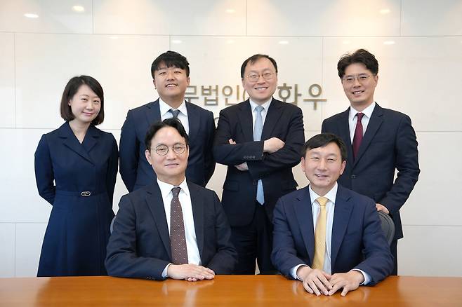 아시아나항공-HDC 인수 무산 계약금 소송에서 아시아나항공 측을 대리해 승소한 화우 송무그룹이 기념 사진을 촬영하고 있다. 앞줄 왼쪽부터 반시계 방향으로 김권회 대표변호사(연수원 20기), 유승룡 변호사(연수원 22기), 김상만 변호사(연수원 34기), 박영수 변호사(연수원 38기), 박현우 변호사(변호사시험 9회), 하선혜 변호사(변호사시험 6회). [화우 제공]