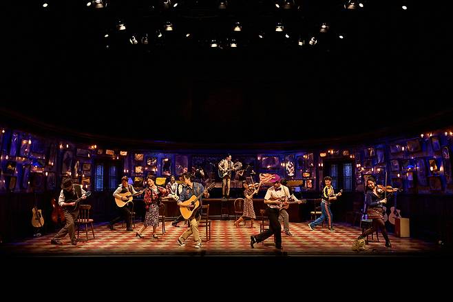 뮤지컬 ‘원스’에서 ‘골드’를 부르는 장면 [신시컴퍼니 제공]