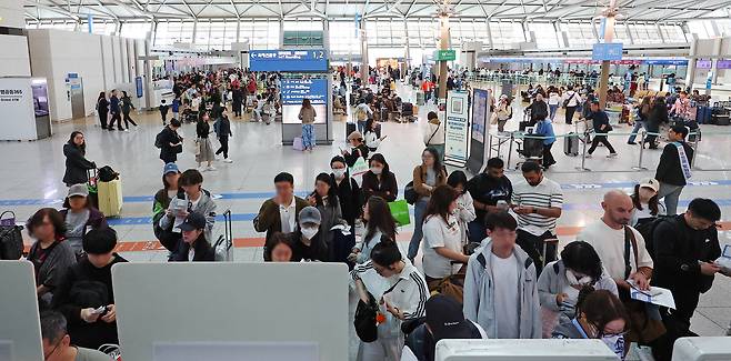 4일 인천국제공항 제1여객터미널 출국장이 여행객들로 붐비고 있다. [연합]