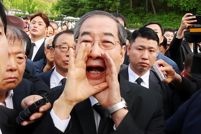 지난 2일 오후 광주 북구 국립 5·18 민주묘지를 찾은 한덕수 전 총리가 광주비상행동 등 시민·사회단체 관계자들의 반발에 가로 막히자 “저도 호남 사람”이라며 참배를 호소하고 있다. [연합]