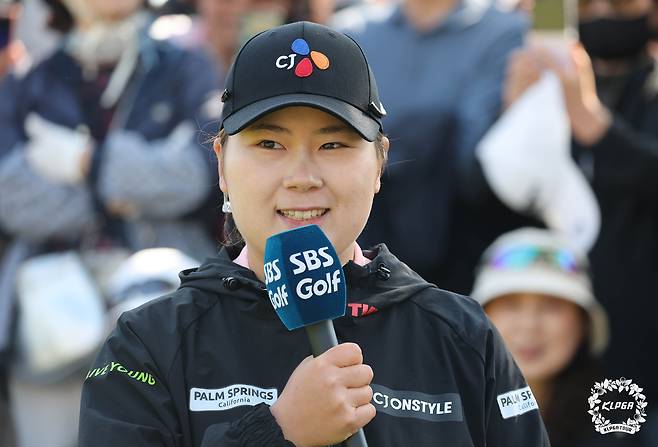 미소를 지은 채 방송 인터뷰를 하고 있는 홍정민. [사진=KLPGA]
