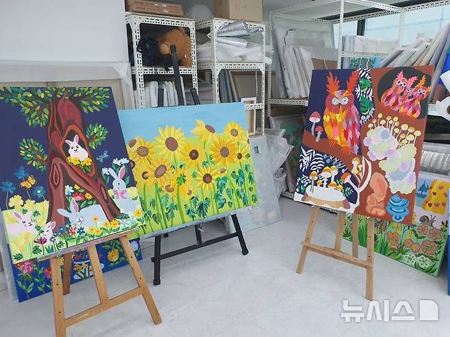 [서울=뉴시스] 구무서 기자 = 발달장애인 화가 이다래 작가의 작품들 2025.05.02. nowest@newsis.com