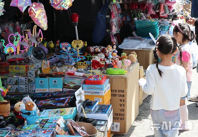 [서울=뉴시스] 이영환 기자 = 어린이날을 하루 앞둔 4일 서울 종로구 동대문 문구·완구 도매 종합시장을 찾은 어린이들이 장난감 구경을 하고 있다. 2025.05.04. 20hwan@newsis.com