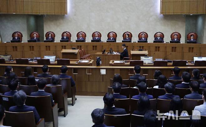 [서울=뉴시스] 사진공동취재단 = 조희대 대법원장을 비롯한 대법관들이 1일 오후 이재명 더불어민주당 대선 후보의 공직선거법 사건 전원합의체 선고를 위해 서울 서초구 대법원 대법정에 입장해 자리에 앉아 있다. 2025.05.01. photo@newsis.com