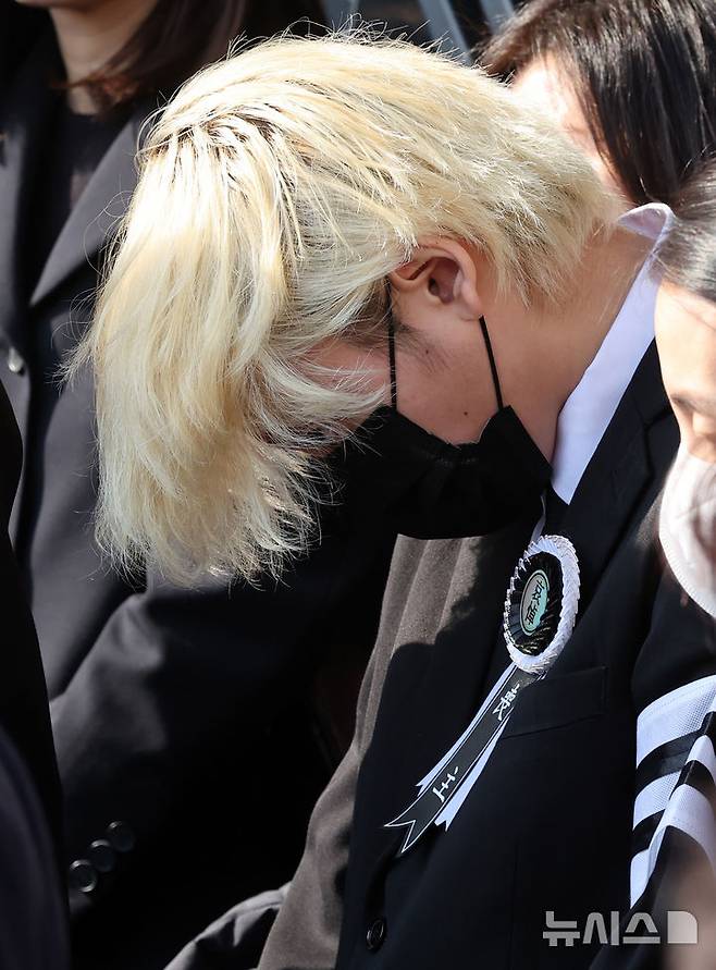 [부산=뉴시스] 하경민 기자 = 고(故) 장제원 전 국회의원의 발인식이 진행된 4일 부산 해운대구 해운대백병원 장례식장에서 래퍼 노엘(본명 장용준)이 운구차량 앞에서 고개를 숙이고 있다. 2025.04.04. yulnetphoto@newsis.com