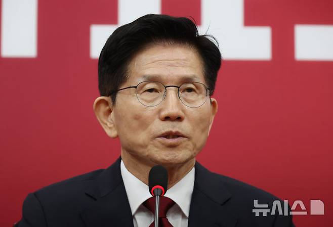 [서울=뉴시스] 고승민 기자 = 김문수 국민의힘 대선 후보가 4일 서울 여의도 국회에서 열린 선거대책위원회에서 발언하고 있다. 2025.05.04. kkssmm99@newsis.com