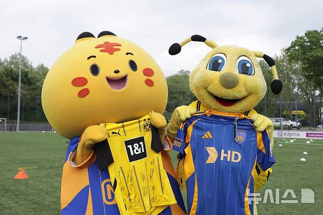 [서울=뉴시스] 프로축구 K리그1 울산 HD 마스코트 미타와 독일 프로축구 분데스리가 도르트문트 마스코트 엠마. (사진=울산 HD 제공) *재판매 및 DB 금지