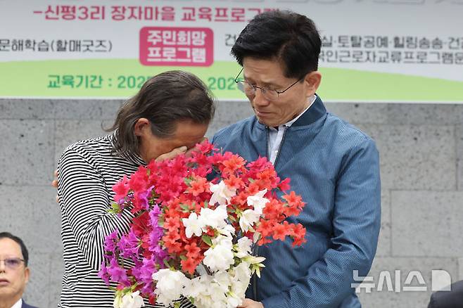 [포천=뉴시스] 권창회 기자 = 김문수 국민의힘 대선 후보가 4일 경기 포천시 한센인마을을 방문해 간담회를 갖고 주민 편지 낭독을 들은 뒤 꽃다발을 선물 받으며 눈시울을 붉히고 있다. 2025.05.04. kch0523@newsis.com