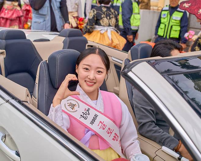 [남원=뉴시스] 김종효 기자 = '제95회 춘향제'가 펼쳐지고 있는 지난 3일 남원 광한루원 일원에서 시민과 관광객 참여 대표 프로그램인 '발광난장 대동길놀이'가 펼쳐지고 있다. 올해 춘향제 글로벌춘향 진(眞)으로 선발된 김도연양이 퍼레이드카에서 미소를 짓고 있다. (사진=남원시 제공) 2025.05.04. photo@newsis.com  *재판매 및 DB 금지