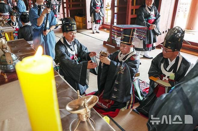 [서울=뉴시스] 이영환 기자 = 4일 오후 서울 종로구 종묘 정전에서 봉행된 '종묘대제'에서 제관들이 초헌례(신에게 첫 번째 술잔을 올리고 신명에게 고하는 축문을 읽는 의식)를 하고 있다. (공동취재) 2025.05.04. photo@newsis.com