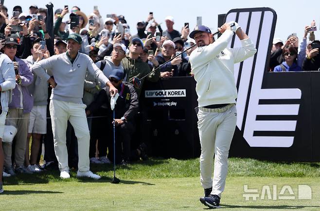 [인천=뉴시스] 홍효식 기자 = 브라이슨 디섐보가 4일 인천 송도동 잭 니클라우스 골프클럽 코리아에서 열린 LIV 골프 코리아 최종 라운드 2번홀에서 티샷을 하고 있다. 2025.05.04. yesphoto@newsis.com