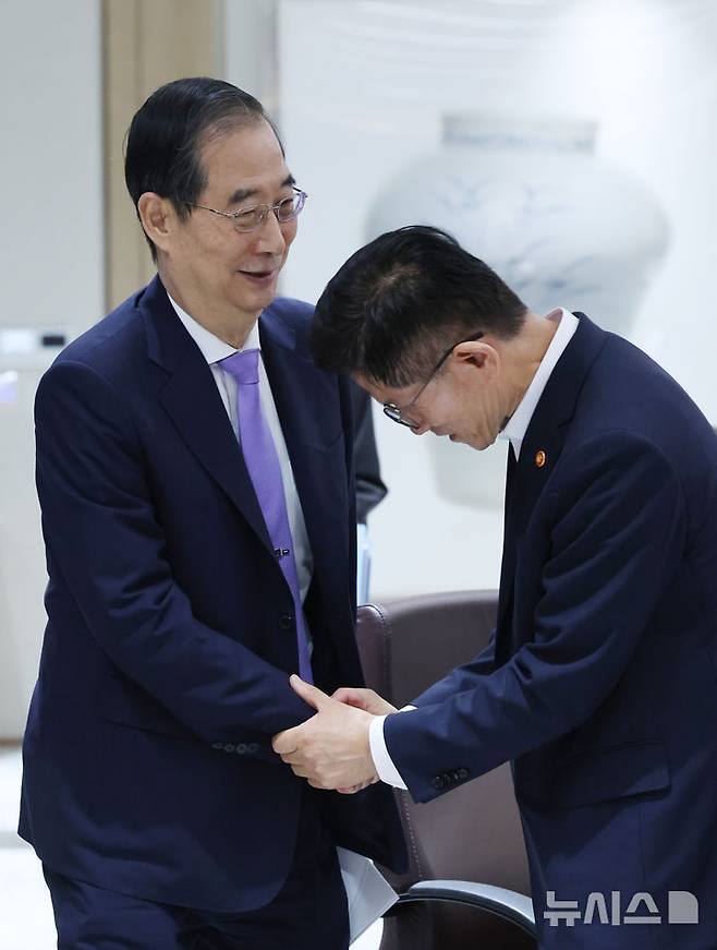[서울=뉴시스] 조수정 기자 = 한덕수 국무총리와 김문수 고용노동부 장관이 10일 서울 용산 대통령실 청사에서 열린 제39회 국무회의에서 인사나누고 있다.  2024.09.10. chocrystal@newsis.com
