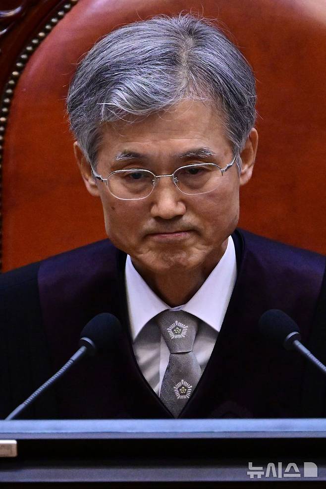 [서울=뉴시스] 사진공동취재단 = 조희대 대법원장이 1일 오후 서울 서초구 대법원 대법정에서 이재명 더불어민주당 대선 후보의 공직선거법 위반 사건 상고심 선고를 준비하며 입술을 다물고 있다. 2025.05.01. photo@newsis.com