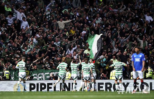 [글래스고=AP/뉴시스] 스코틀랜드 프로축구 프리미어십 셀틱 선수단. 2025.05.04.