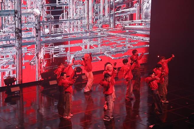 싸이커스는 첫 곡 '싸이키'를 시작으로 총 20곡 무대를 선보였다. KQ엔터테인먼트 제공