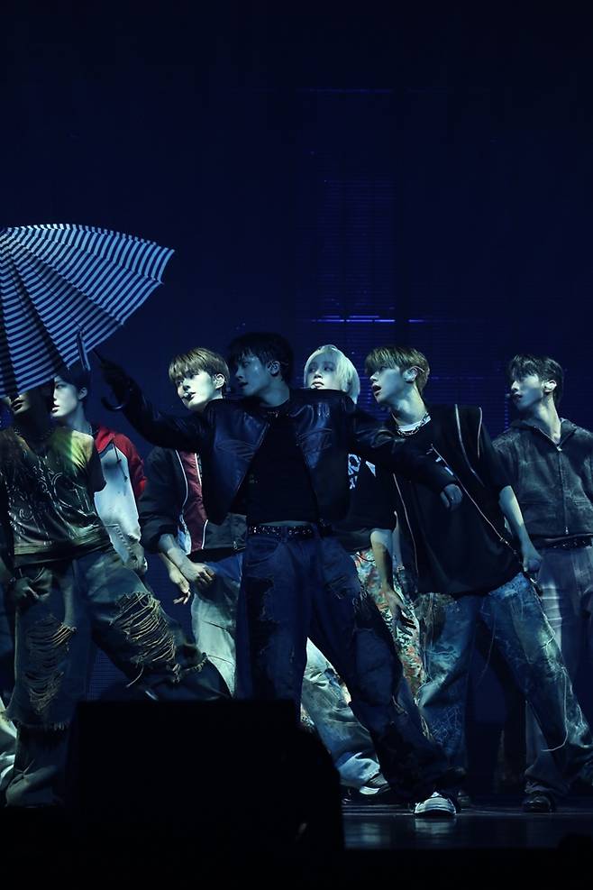 우산을 활용한 퍼포먼스를 하는 싸이커스. KQ엔터테인먼트 제공