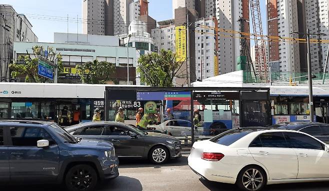 4일 오전 10시쯤 서울 구로구 경인중학교-개봉사거리 버스 정류장에서 시내버스 3중 추돌사고가 발생해 출동한 소방대원들이 승객들을 구조하고 있다. 연합뉴스