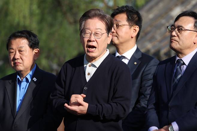 더불어민주당 이재명 대선 후보가 '골목골목 경청투어' : 단양8경편'에 나선 4일 충북 제천군 의림지를 찾아 도민들에게 지지를 호소하고 있다. 연합뉴스