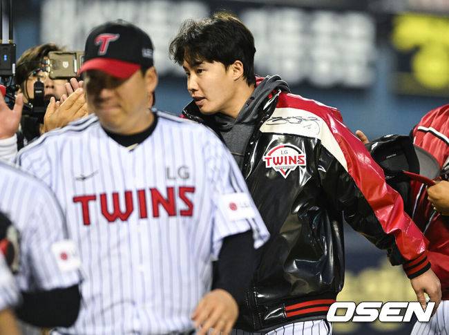 [OSEN=잠실, 조은정 기자프로야구 LG 트윈스가 SSG 랜더스를 꺾고 5연패에서 벗어났다. LG는 3일 서울 잠실구장에서 열린 2025 KBO리그 SSG와 경기에서 4-1로 승리했다.LG 임찬규가 염경엽 감독과 승리를 기뻐하고 있다. 2025.05.03 /cej@osen.co.kr