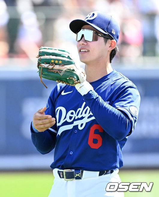 [OSEN=글렌데일(미국), 이대선 기자] '코리안 데이'였다.&nbsp;이정후(샌프란시스코 자이언츠)와 김혜성(LA 다저스)이 맞대결에서 나란히 맹활약했다. &nbsp;LA 다저스와 샌프란시스코 자이언츠는 2일(이하 한국시간) 미국 애리조나주 글렌데일의 캐멀백 랜치에서 2025 메이저리그 시범경기를 치렀다.&nbsp;이날 김혜성은 8번 유격수로,&nbsp;이정후는 3번 중견수로 각각 선발 출장했다. 이정후가 총알 2루타로 선제 타점을 올리자, 7푼 타율로 마음고생을 하던 김혜성은 시범경기 첫 홈런포를 터뜨렸다.LA 다저스 김혜성이 샌프란시스코 자이언츠 이정후 인사에 미소를 짓고 있다. 2025.03.02 / sunday@osen.co.kr