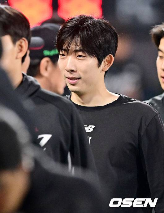 [OSEN=수원, 민경훈 기자] 3일 오후 수원 KT위즈파크에서 ‘2025 신한 SOL Bank KBO리그’ KT 위즈와 키움 히어로즈의 경기가 열렸다. KT 선발 오원석이 6이닝 5탈삼진 무실점 호투로&nbsp;시즌 4승째를 올렸다.&nbsp;경기를 마치고 KT 승리투수 오원석이 하이파이브를 하고 있다.  2025.05.03 / rumi@osen.co.kr