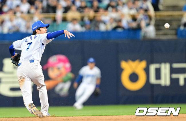 [OSEN=대구, 김성락 기자] 프로야구 삼성 라이온즈가 약속의 8회를 연출하며 짜릿한 승리를 가져왔다.삼성은 2일 대구삼성라이온즈파크에서 열린 두산 베어스와의 홈경기에서 외국인 타자 르윈 디아즈의 결승타로 6-2로 승리했다. 강민호는 개인 통산 2400경기 출장 기록을 세웠다. 역대 첫 번째. 반면 두산은 3연패의 늪에 빠졌다.8회초 1사 1루 두산 강승호의 병살타 때 삼성 유격수 이재현이 타구를 2루로 송구하고 있다. 2025.05.02 / ksl0919@osen.co.kr