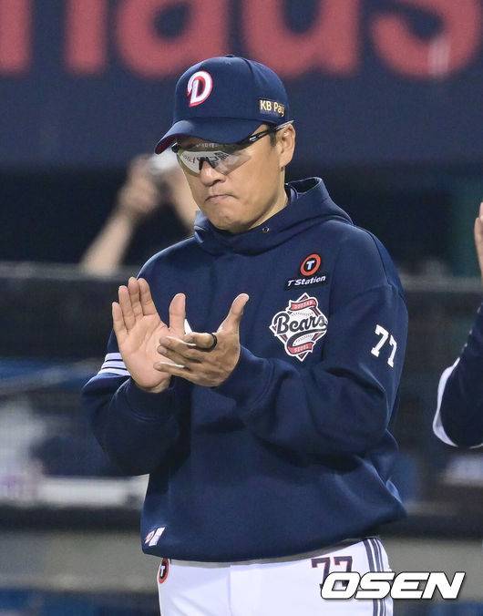 [OSEN=잠실, 김성락 기자] 두산이 현역 빅리거 출신 외국인타자 제이크 케이브의 맹타를 앞세워 KIA를 완파했다.&nbsp;프로야구 두산 베어스는 18일 서울 잠실구장에서 열린 2025 신한 SOL뱅크 KBO리그 KIA 타이거즈와의 시즌 첫 맞대결에서 7-1로 승리했다. 경기 종료 후 두산 이승엽 기뻐하고 있다. 2025.04.18 / ksl0919@osen.co.kr