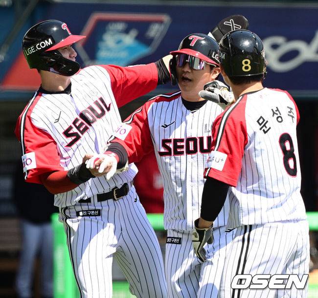 [OSEN=잠실, 지형준 기자] 4일 오후 서울 잠실야구장에서 2025 신한 SOL Bank KBO리그 LG 트윈스와 SSG 랜더스의 경기가 열렸다.이날 엘리에이저 에르난데스의 부상 대체 외국인투수로 LG에 입단한 코엔 윈이 KBO리그 데뷔전을 갖는다. SSG 선발은 박종훈.1회말 무사 만루에서 LG 문보경이 좌월 만루홈런을 날리며 홍창기와 기뻐하고 있다. 2025.05.04 /jpnews@osen.co.kr