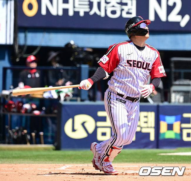 [OSEN=잠실, 지형준 기자] 4일 오후 서울 잠실야구장에서 2025 신한 SOL Bank KBO리그 LG 트윈스와 SSG 랜더스의 경기가 열렸다.이날 엘리에이저 에르난데스의 부상 대체 외국인투수로 LG에 입단한 코엔 윈이 KBO리그 데뷔전을 갖는다. SSG 선발은 박종훈.1회말 무사 만루에서 LG 문보경이 좌월 만루홈런을 날리고 있다. 2025.05.04 /jpnews@osen.co.kr
