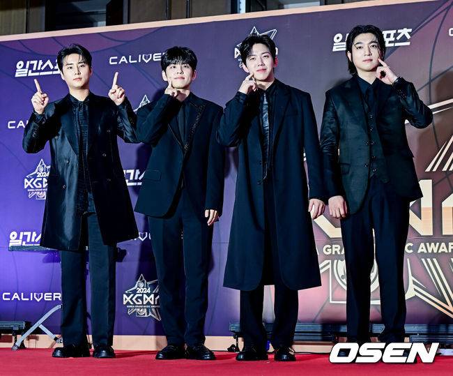 [OSEN=지형준 기자] 17일 오후 인천 중구 운서동 인스파이어 아레나에서 '제1회 코리아 그랜드 뮤직 어워즈(2024 KGMA)'가 열렸다.'2024 KGMA'는 새로운 K팝 축제를 표방하는 시상식으로 배우 남지현과 뉴진스 하니, 에스파 윈터가 MC로 호흡을 맞춘다.가수 데이식스가 포즈를 취하고 있다. 2024.11.17 / jpnews@osen.co.kr