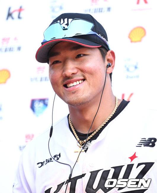 [OSEN=수원, 조은정 기자]안현민의 역전 투런 장외홈런으로 팀의 승리를 이끌었다.KT는 4일 수원 KT위즈파크에서 열린 2025 신한은행 SOL Bank KBO리그 키움과의 홈 경기에서 5-4 역전승을 거뒀다.경기 종료 후 KT 안현민이 인터뷰를 하고 있다. 2025.05.04 /