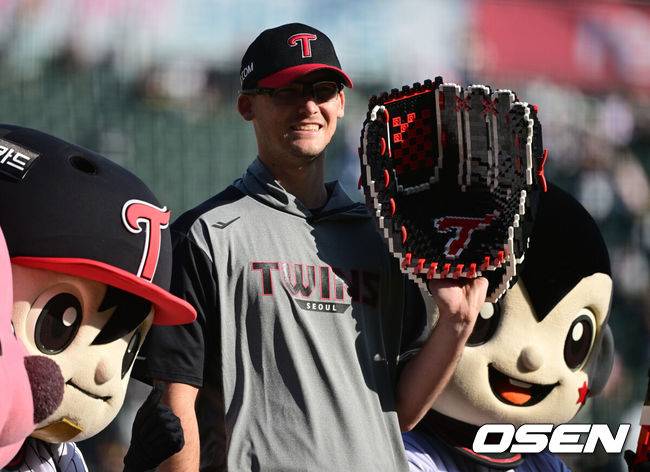 [OSEN=잠실, 지형준 기자] 프로야구 LG 트윈스가 2연승을 달리며 주말 3연전 위닝시리즈를 챙겼다.&nbsp;LG는 4일 서울 잠실구장에서 열린 ‘2025 신한은행 SOL Bank KBO리그’ SSG 랜더스와의 경기에서 12-4로 승리했다. 이날 승리로 2연승을 거두고 주말 3연전 위닝시리즈를 가져갔다.경기를 마치고 LG 코엔 윈이 승리 수훈 선수 인터뷰를 마치고 포즈를 취하고  있다. 2025.05.04 /jpnews@osen.co.kr