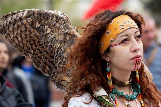 ▲5월 1일(현지시간) 콜로라도주 덴버에서 열린 트럼프의 이민 정책 반대 집회에 참가한 한 시민이 멕시코 아즈테카 문명 전통 복장을 입고 있다. ⓒAFP=연합뉴스