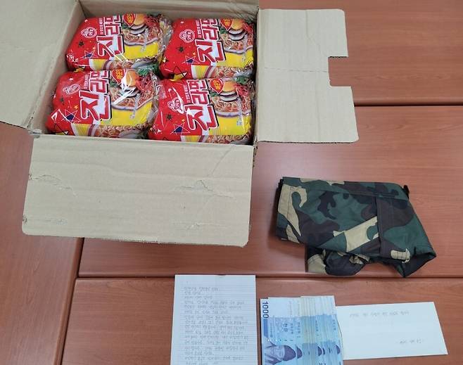세 아이 아빠가 기부한 라면, 현금, 바람막이 점퍼. 부산 덕천지구대 제공.